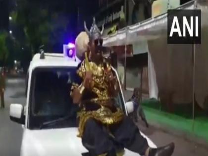 Indore cop dresses up as Yamraj, appeals people to stay indoors | Indore cop dresses up as Yamraj, appeals people to stay indoors
