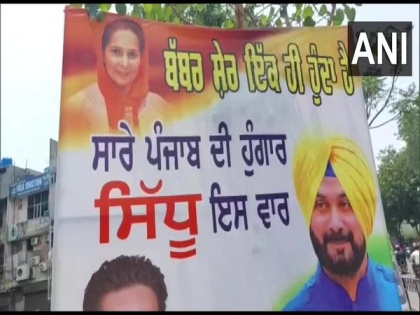 Supporter puts up poster of Congress MLA Navjot Singh Sidhu, his wife in Ludhiana | Supporter puts up poster of Congress MLA Navjot Singh Sidhu, his wife in Ludhiana