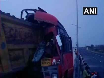 4 killed, 15 migrant workers injured in bus-truck collision in Maharashtra's Yavatmal | 4 killed, 15 migrant workers injured in bus-truck collision in Maharashtra's Yavatmal