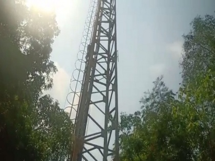 Andhra Pradesh: Youth climbs mobile phone tower to get his money from a buyer | Andhra Pradesh: Youth climbs mobile phone tower to get his money from a buyer