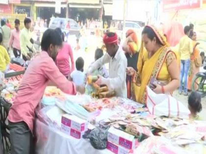 People throng markets in Ayodhya on occasion of Dhanteras | People throng markets in Ayodhya on occasion of Dhanteras