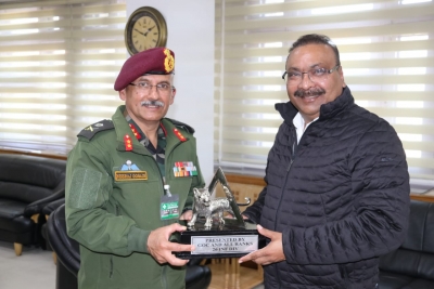 Army officer, J&K top cop discuss measures to counter terror | Army officer, J&K top cop discuss measures to counter terror