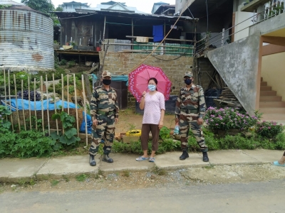 Assam Rifles provides umbrellas in Mizoram villages to ensure social distancing | Assam Rifles provides umbrellas in Mizoram villages to ensure social distancing