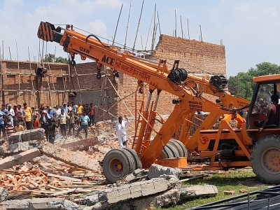 15 injured after wall of under-construction godown collapses in Delhi | 15 injured after wall of under-construction godown collapses in Delhi