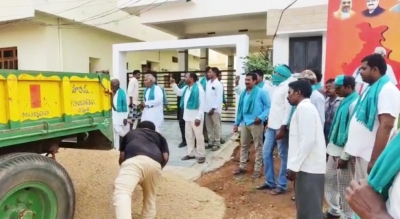Telangana farmers dump paddy in front of BJP MP's house | Telangana farmers dump paddy in front of BJP MP's house
