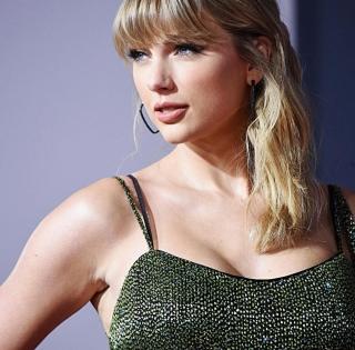 Taylor Swift donates $13,000 each to two women struggling due to pandemic | Taylor Swift donates $13,000 each to two women struggling due to pandemic