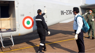 Indian Navy transports COVID-19 samples for testing from Goa to Pune | Indian Navy transports COVID-19 samples for testing from Goa to Pune