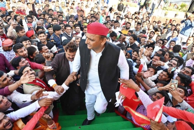 Aggressive Akhilesh takes to the streets to refurbish his 'Twitter chhaap' leader image | Aggressive Akhilesh takes to the streets to refurbish his 'Twitter chhaap' leader image
