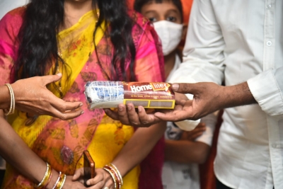 Telangana man weaves saree that can fit into a matchbox | Telangana man weaves saree that can fit into a matchbox