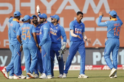 Indian bowlers fire in unison to restrict SL to 142/9 | Indian bowlers fire in unison to restrict SL to 142/9