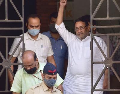 A day after Nawab Malik's arrest, MVA & BJP protest against each other | A day after Nawab Malik's arrest, MVA & BJP protest against each other A day after Nawab Malik's arrest, MVA & BJP protest against each other | A day after Nawab Malik's arrest, MVA & BJP protest against each other