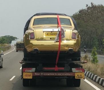 Gold Rolls-Royce cab leaves netizens in splits | Gold Rolls-Royce cab leaves netizens in splits Gold Rolls-Royce cab leaves netizens in splits | Gold Rolls-Royce cab leaves netizens in splits