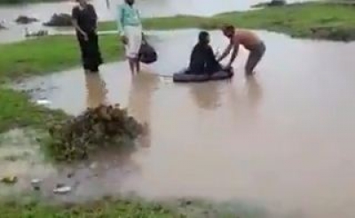 To reach hospital for delivery, pregnant woman crosses river on rubber tube in MP | To reach hospital for delivery, pregnant woman crosses river on rubber tube in MP