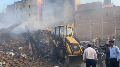 Building collapses in Delhi's Badarpur after fire breaks out | Building collapses in Delhi's Badarpur after fire breaks out