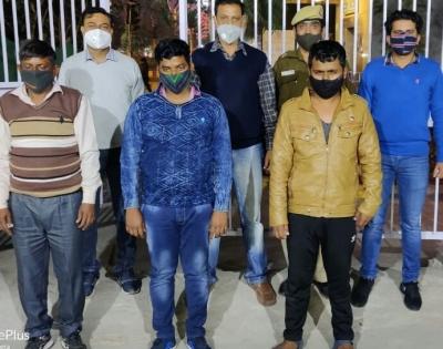 Cheats dupe travellers in Delhi Metro | Cheats dupe travellers in Delhi Metro Cheats dupe travellers in Delhi Metro | Cheats dupe travellers in Delhi Metro