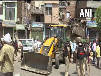 Supreme Court halts demolition drive in Delhi's violence-hit Jahangirpuri, orders 'status quo' | Supreme Court halts demolition drive in Delhi's violence-hit Jahangirpuri, orders 'status quo'