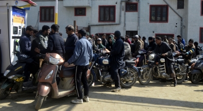 Long queues at Islamabad, Rawalpindi petrol pumps after oil companies stop supply | Long queues at Islamabad, Rawalpindi petrol pumps after oil companies stop supply