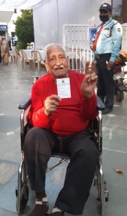 Centenarian vaccinated in Delhi's Gangaram Hospital | Centenarian vaccinated in Delhi's Gangaram Hospital