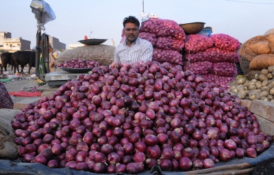 Onion prices shoot up to Rs 140 in Bengal | Onion prices shoot up to Rs 140 in Bengal