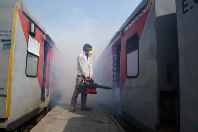 Smoke in Chennai-Delhi Rajdhani Express triggers panic | Smoke in Chennai-Delhi Rajdhani Express triggers panic