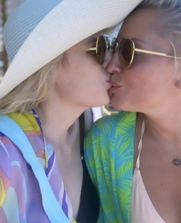 Rebel Wilson kisses girlfriend in selfie | Rebel Wilson kisses girlfriend in selfie