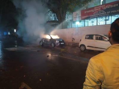 Protesters set car afire near DCP's office in Delhi (2nd Lead) | Protesters set car afire near DCP's office in Delhi (2nd Lead)