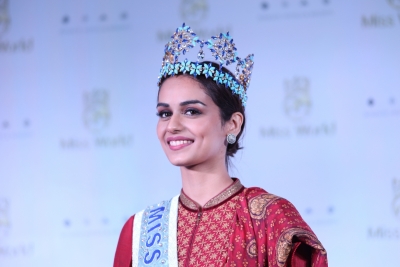 Manushi Chhillar auctions her paintings to raise funds for frontline workers | Manushi Chhillar auctions her paintings to raise funds for frontline workers