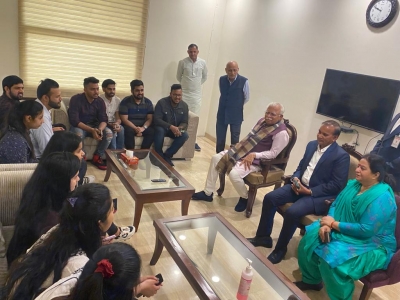 Haryana CM meets students evacuated from Ukraine | Haryana CM meets students evacuated from Ukraine