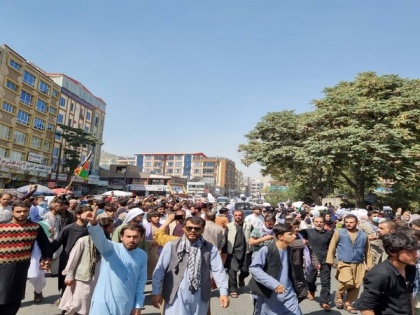 People wishing to go abroad gather in large numbers outside Kabul passport office | People wishing to go abroad gather in large numbers outside Kabul passport office