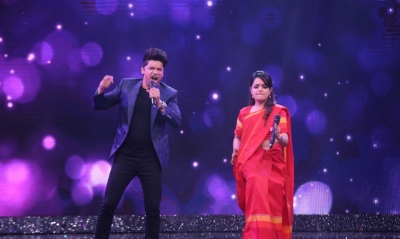 Shaan, Sugandha to mimic top singers on 'Zee Comedy Show' this Saturday | Shaan, Sugandha to mimic top singers on 'Zee Comedy Show' this Saturday