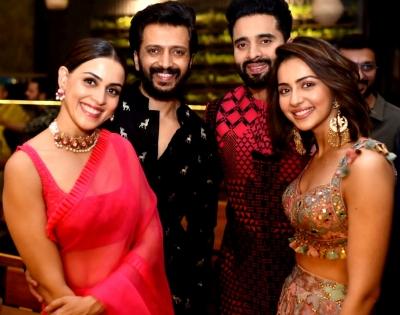 Taapsee Pannu hosts Diwali party for industry friends | Taapsee Pannu hosts Diwali party for industry friends