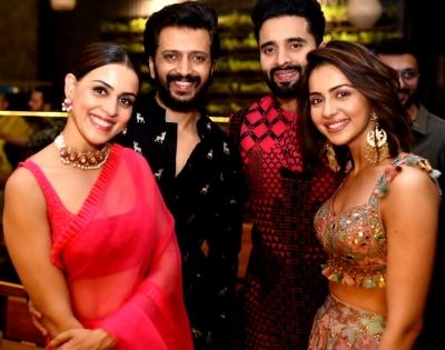 Taapsee Pannu hosts Diwali party for industry friends | Taapsee Pannu hosts Diwali party for industry friends Taapsee Pannu hosts Diwali party for industry friends | Taapsee Pannu hosts Diwali party for industry friends