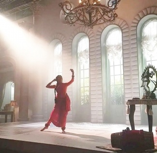 Bhagya Shree's dramatic pic from the sets of 'Radhe Shyam' | Bhagya Shree's dramatic pic from the sets of 'Radhe Shyam'