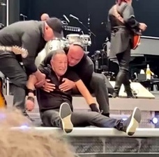 Bruce Springsteen falls on stage in Amsterdam during world tour | Bruce Springsteen falls on stage in Amsterdam during world tour