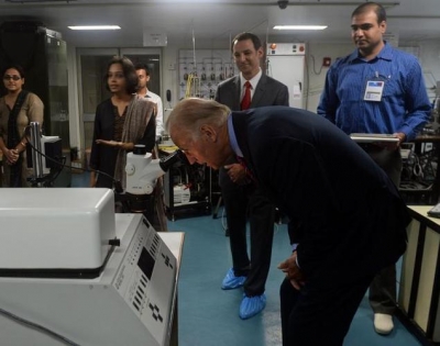 2013: When Biden pored into a microscope at IIT-Bombay | 2013: When Biden pored into a microscope at IIT-Bombay