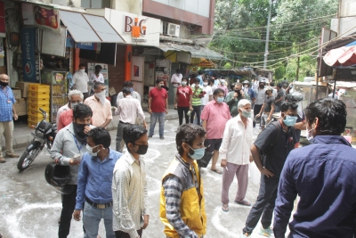 Social distancing norms go for a toss outside Delhi liquor shops | Social distancing norms go for a toss outside Delhi liquor shops