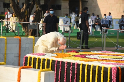 PM, Prez pay tributes to Mahatma Gandhi on his 151 birth anniversary | PM, Prez pay tributes to Mahatma Gandhi on his 151 birth anniversary