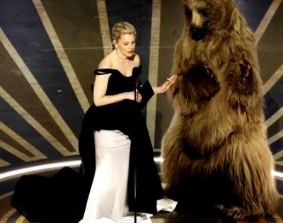 Oscar 2023: Elizabeth Banks trips on stage, blames it on bear from 'Cocaine Bear' | Oscar 2023: Elizabeth Banks trips on stage, blames it on bear from 'Cocaine Bear'