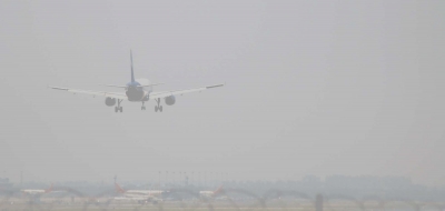 Delhi shivers at 2 degrees, fog delays flights at IGI airport | Delhi shivers at 2 degrees, fog delays flights at IGI airport