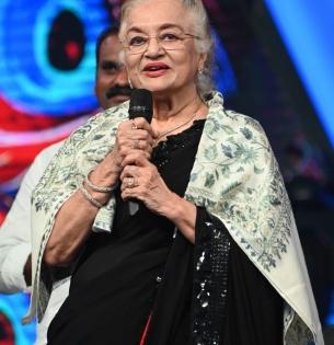 Asha Parekh visits Dharmendra’s house to offer condolences | Asha Parekh visits Dharmendra’s house to offer condolences Asha Parekh visits Dharmendra’s house to offer condolences | Asha Parekh visits Dharmendra’s house to offer condolences