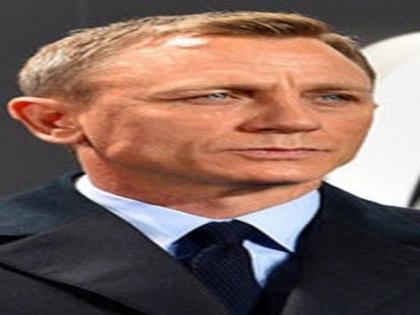 Daniel Craig seen skipping red traffic light while cycling in London | Daniel Craig seen skipping red traffic light while cycling in London Daniel Craig seen skipping red traffic light while cycling in London | Daniel Craig seen skipping red traffic light while cycling in London