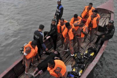 30 killed in B'desh boat capsize | 30 killed in B'desh boat capsize
