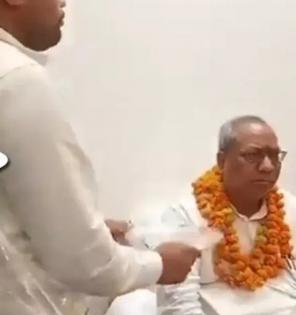 UP Minister 'worshipped' on Guru Purnima | UP Minister 'worshipped' on Guru Purnima