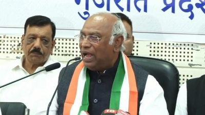 BJP campaigning on communal lines, says Kharge in Gujarat | BJP campaigning on communal lines, says Kharge in Gujarat
