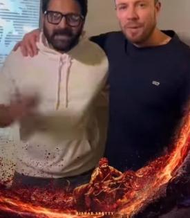 AB de Villiers poses with Rishabh Shetty, gives shoutout to 'Kantara' | AB de Villiers poses with Rishabh Shetty, gives shoutout to 'Kantara'