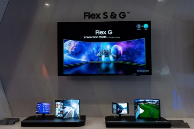 Samsung, LG begin next-gen foldable display war | Samsung, LG begin next-gen foldable display war
