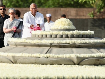 Sonia, Kharge pay tributes to Rajiv Gandhi on his death anniversary | Sonia, Kharge pay tributes to Rajiv Gandhi on his death anniversary
