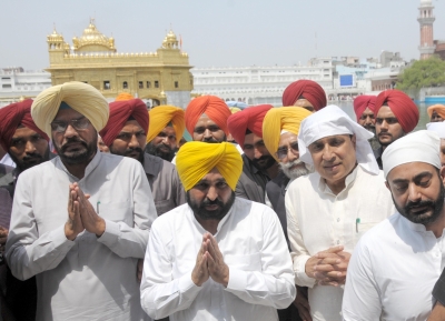 Punjab CM pays obeisance at Golden Temple | Punjab CM pays obeisance at Golden Temple
