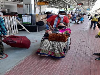 Stranded people reach Jharkhand's Hatia from Tamil Nadu | Stranded people reach Jharkhand's Hatia from Tamil Nadu