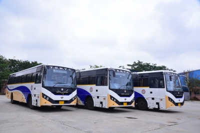 Female passenger assaults TSRTC bus conductors in Hyderabad | Female passenger assaults TSRTC bus conductors in Hyderabad